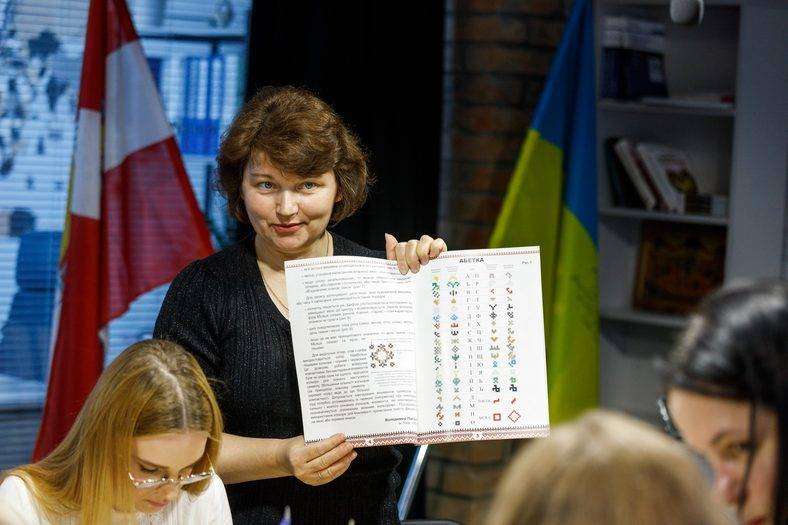 До Дня вишиванки у WAH створили вишиті обереги для ЗСУ, що символізують перемогу фото 6