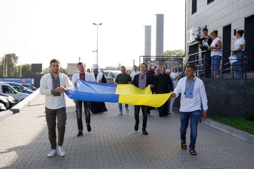 До Дня прапора у WAH відкрили 12-метровий флагшток та  урочисто підняли синьо-жовтий стяг фото
